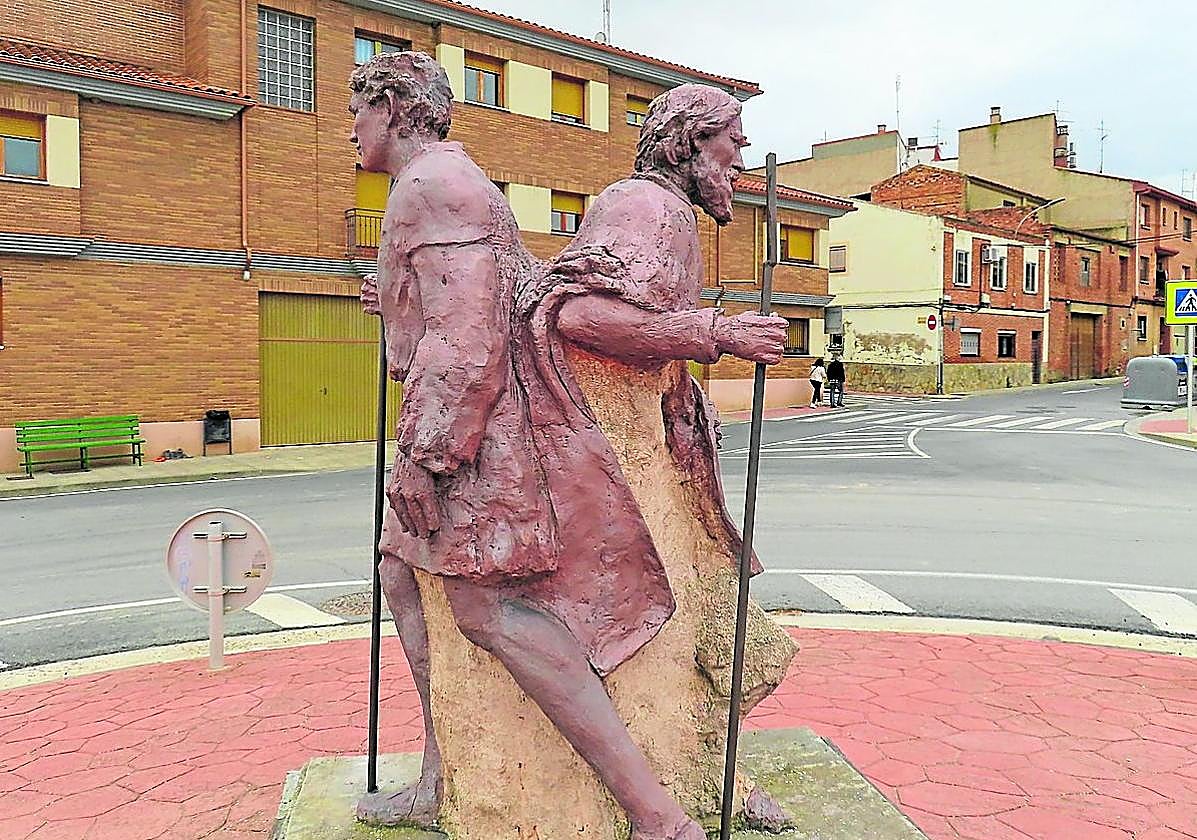 La escultura ha recuperado los brazos y báculos para los dos santos protagonistas.