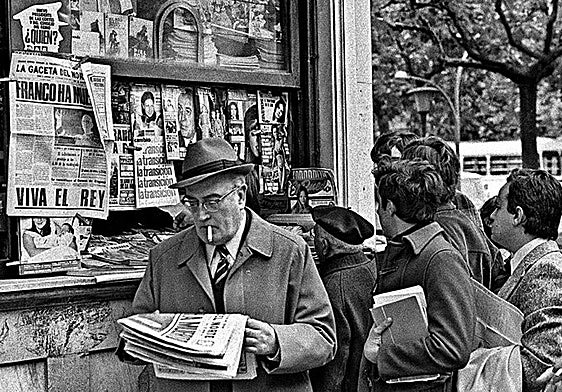 José María Arechaga, tras comprar los periódicos en el quiosco de El Espolón el 21 de noviembre de 1975.
