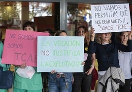 Concentración de técnicos sanitarios auxiliares en una imagen de archivo.