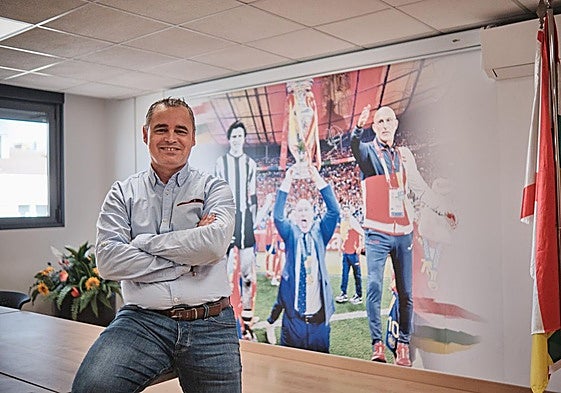 Gustavo Sáenz, en la Federación Riojana con el mural dedicado a Luis de la Fuente de fondo.