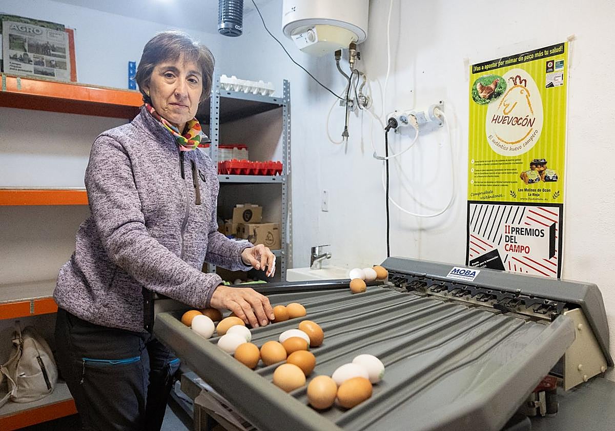 Mamen Carrillo junto a una clasificadora de huevos de Huevocón en Los Molinos de Ocón.