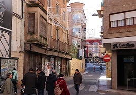 Los adornos navideños ya cuelgan de varias de las calles céntricas de la localidad.