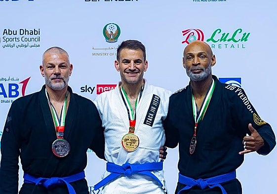 Diego Barrasa, en el centro del podio, junto a dos competidores franceses.