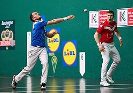 Laso golpea la pelota mientras Artola observa atentamente.