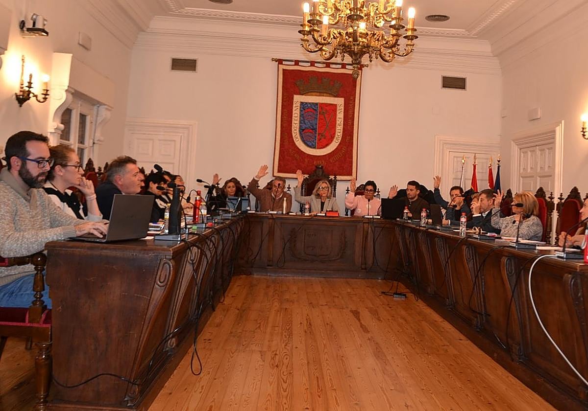 Una de las votaciones del pleno de este lunes.