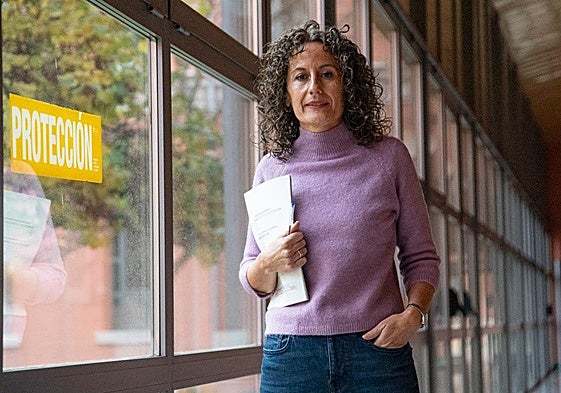 Soraya Leza García, trabajadora social, en uno de los corredores de la Bene, donde se ubica la sede de la Dirección General de Justicia e Interior del Gobierno de La Rioja.