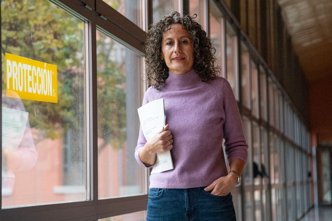 Soraya Leza García, trabajadora social, en uno de los corredores de la Bene, donde se ubica la sede de la Dirección General de Justicia e Interior del Gobierno de La Rioja.