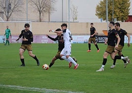 El Alfaro se aplica en las labores defensivas para frenar al Tudelano.