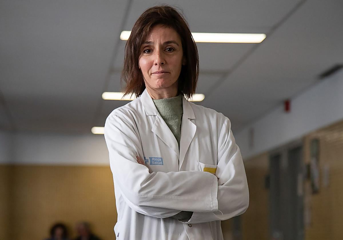 La doctora de cabecera Esther Bajo, frente a su consulta en el centro de salud General Espartero, de Logroño.