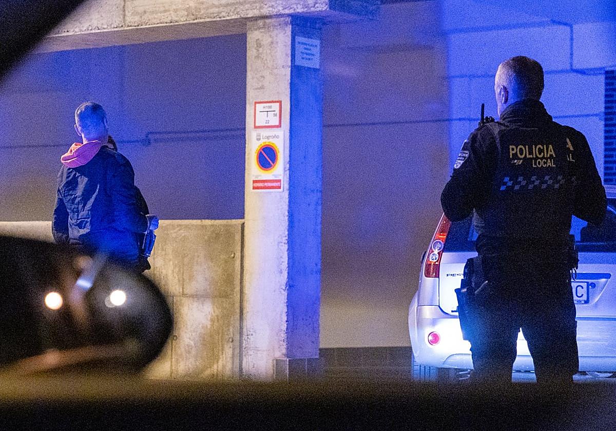 Policía Local durante un patrullaje por la ciudad de Logroño.