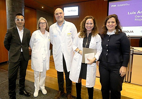 De izquierda a derecha, Xema Pérez, Mercedes Sáinz, Alfonso Martín Carnicero, María de Miguel y Marta Urech, los expertos que han intervenido en el Foro de Innovación Oncológica de La Rioja, en el Cibir.