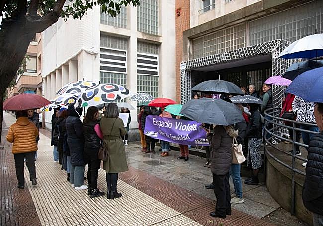 Concentración bajo la lluvia frente a la sede de CC OO.