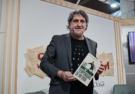 Raúl Ruiz sostiene su libro 'Las temporadas de mi vida', este martes en Logroño.