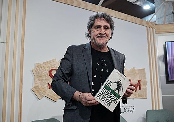 Raúl Ruiz sostiene su libro 'Las temporadas de mi vida', este martes en Logroño.