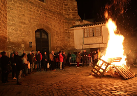 Misa, hoguera, patatas, nueces y vino, hoy por San José Tonelero