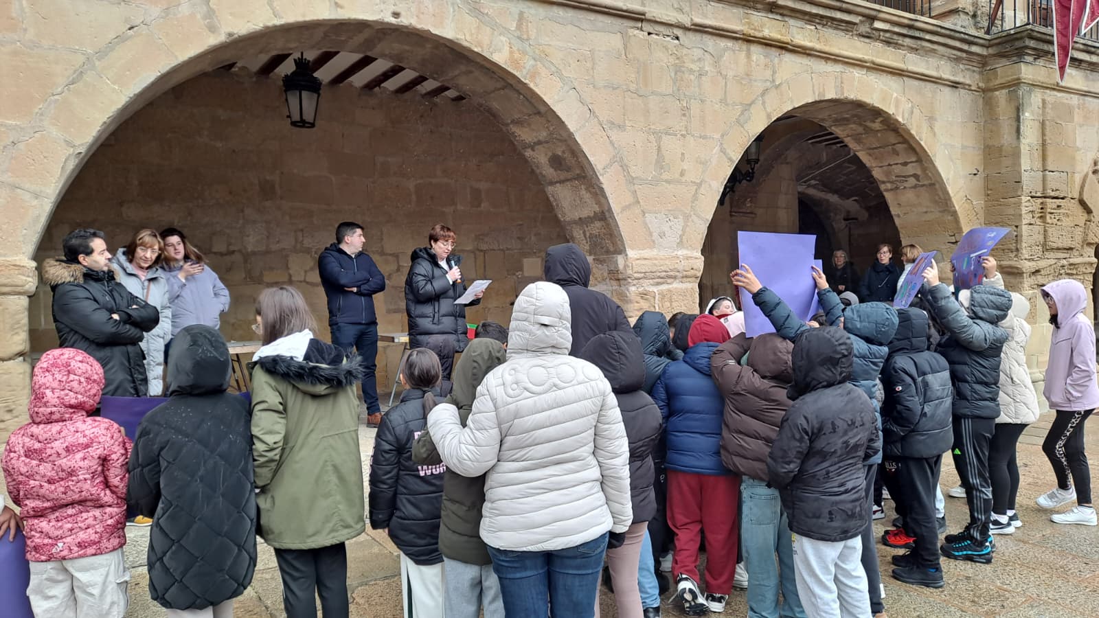 Santo Domingo | Lectura del manifiesto pot el 25N con escolares de la localidad.
