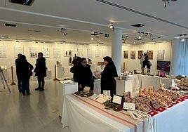 La sala del Centro Fundación Caja Rioja acoge la venta de productos y la exposición sobre los músicos.