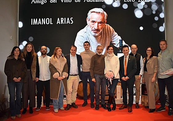 Imanol Arias con su acompañante, bodegueros y el alcalde, Ángel Fernández, en el Museo del Vino de Aldeanueva de Ebro.