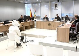 El acusado, en primer término, durante el juicio que se ha celebrado este miércoles.