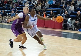 Jacobs ve cómo se le escapa la bola en el choque ante el Valladolid.