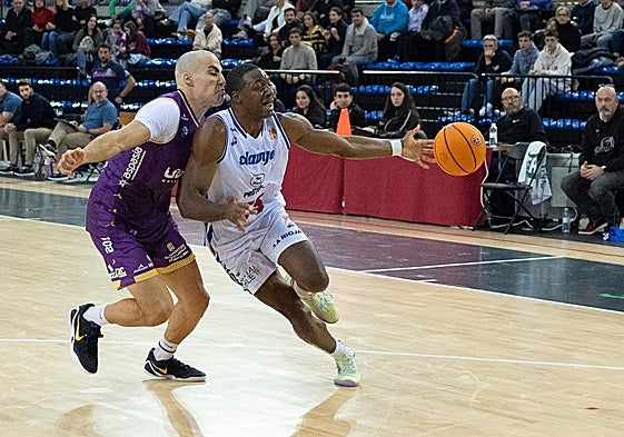 Jacobs ve cómo se le escapa la bola en el choque ante el Valladolid.
