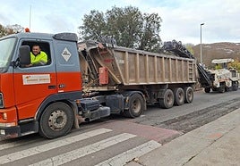 Los operarios trabajan en la obra de la carretera.