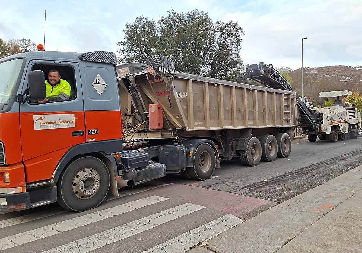 Los operarios trabajan en la obra de la carretera.