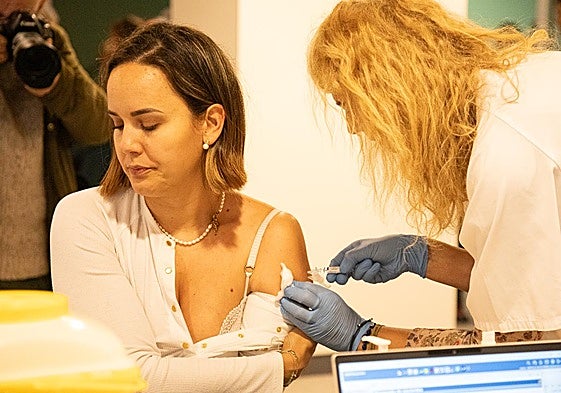 Una mujer, en el punto de vacunación sin cita previa de Logroño.