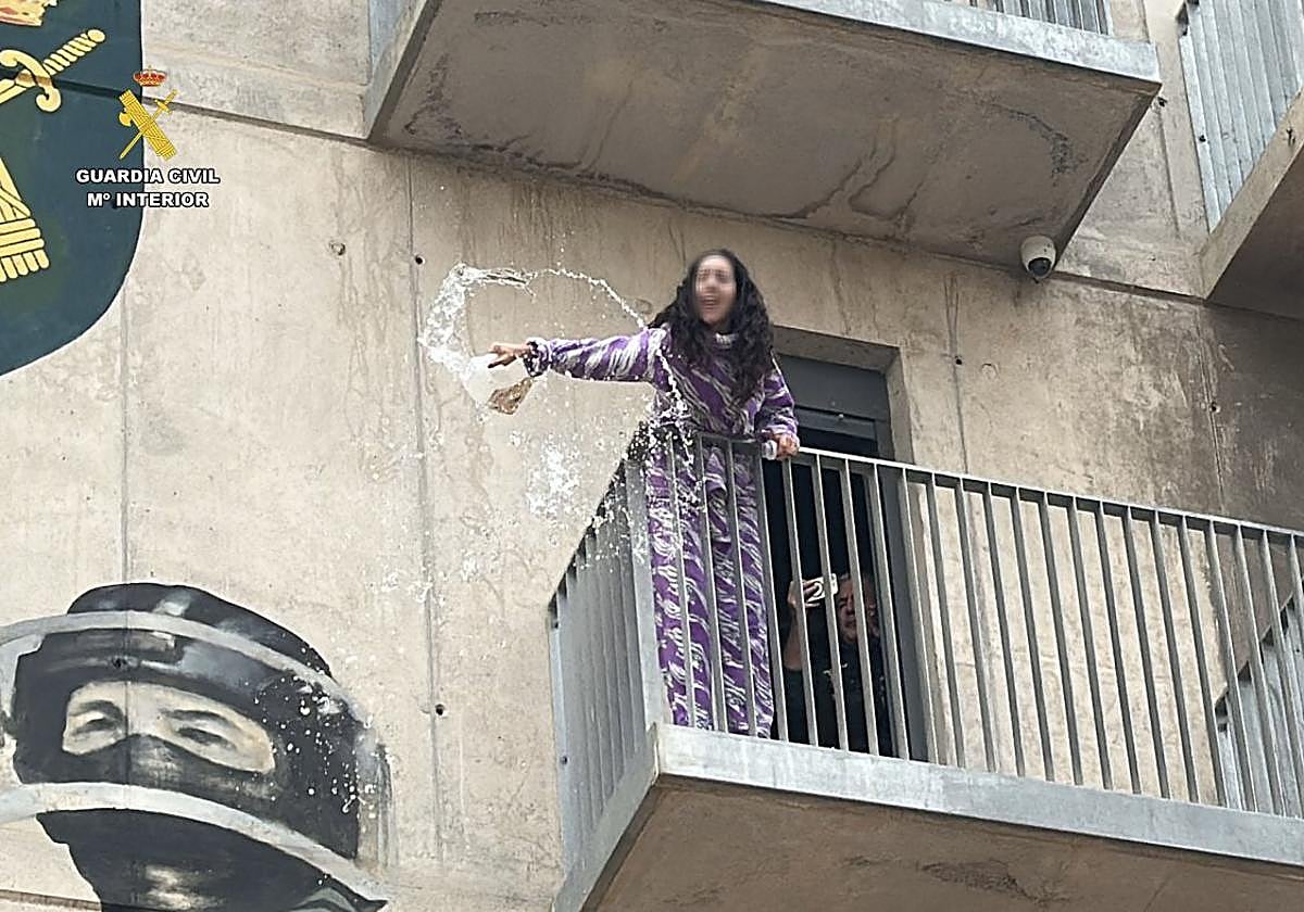 Un momento del simulacro, con la mujer en el balcón.