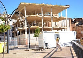 Caseta y vallas, colocadas para comenzar las obras.