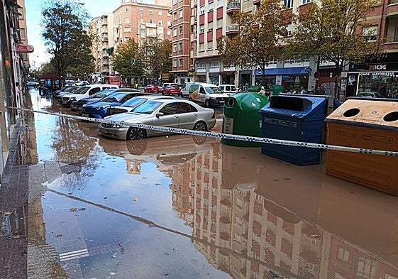 El agua ha anegado gran parte de la acera de avenida la Paz, entre Padre Claret y Autonomía de La Rioja.