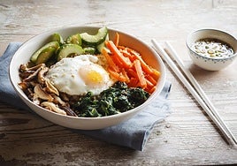 Cuenco con un plato de verduras al estilo coreano.