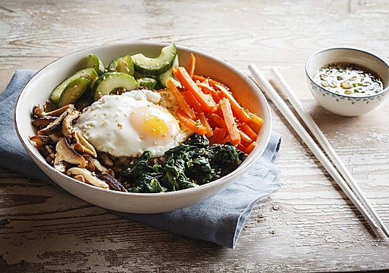 Cuenco con un plato de verduras al estilo coreano.