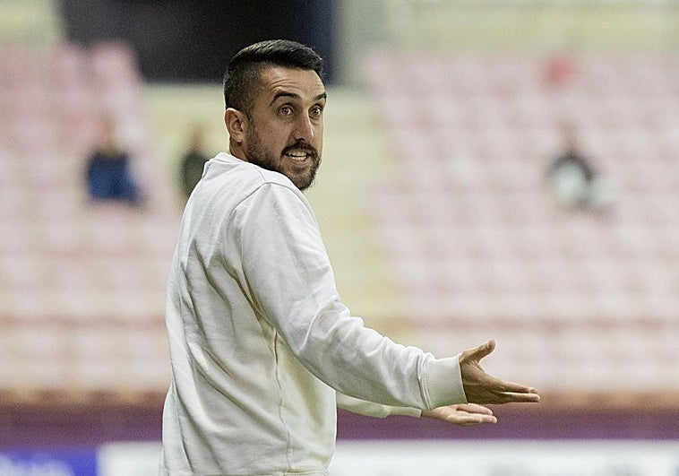 Adrián Cantabrana gesticula durante el encuentro que la SD Logroñés enfrentó al Ejea en Las Gaunas.