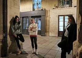 Arancha, flanqueada por Valeria y Raquel, posan decididas a recuperar la plaza.