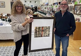 Carmen Faulín y José Antonio Olarte posan con uno de los grabados en el mercadillo.