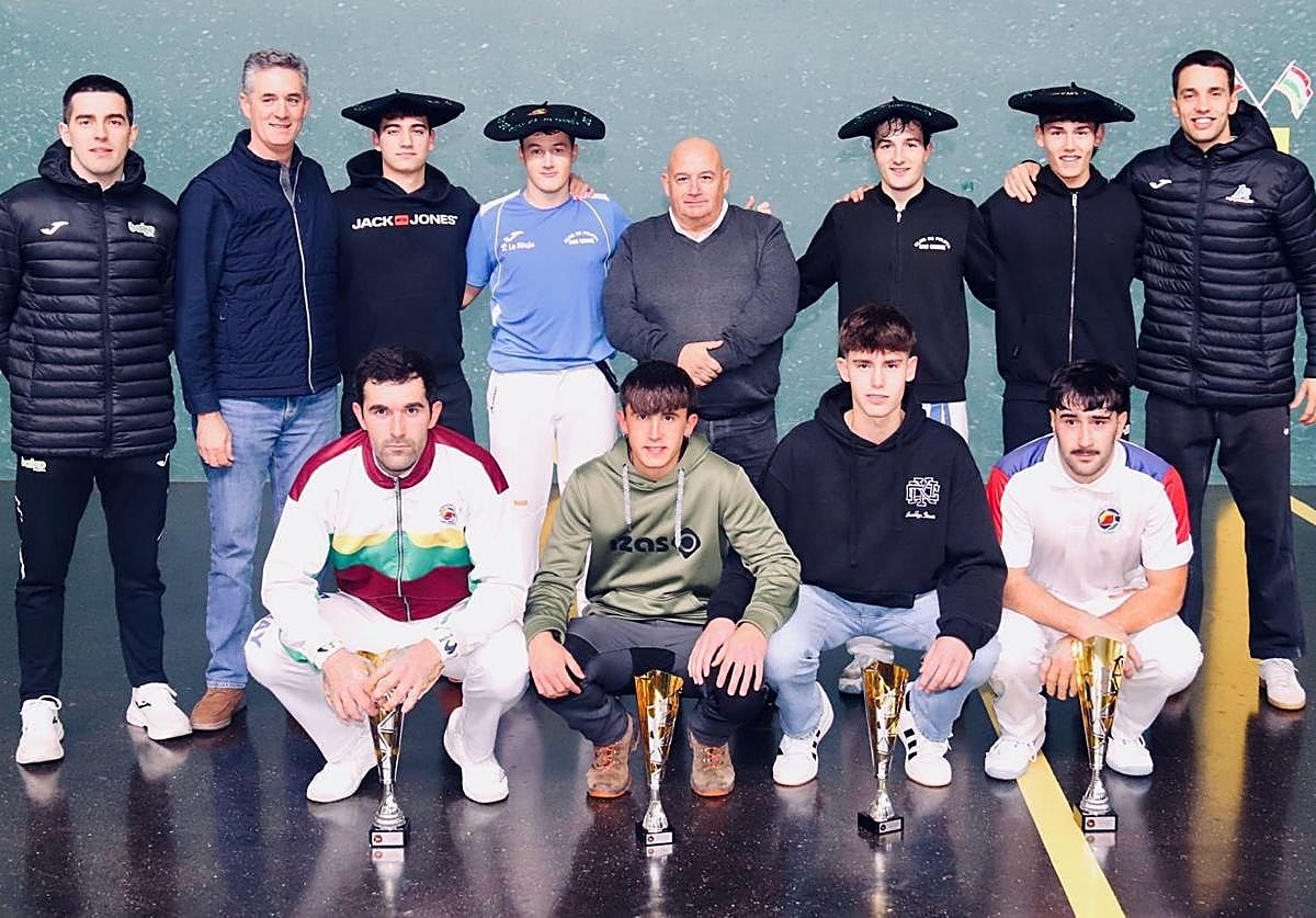 Los ganadores, tras recibir sus chapelas.