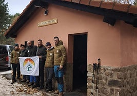 Los miembros de la asociación Refugios Libres Dignos posan en Cabimonteros (Sierra de la Hez).