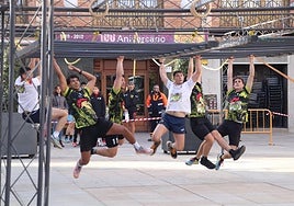 Los 150 participantes se midieron de forma individual o por equipos a una veintena de obstáculos, como los de suspensión en la plaza de España.