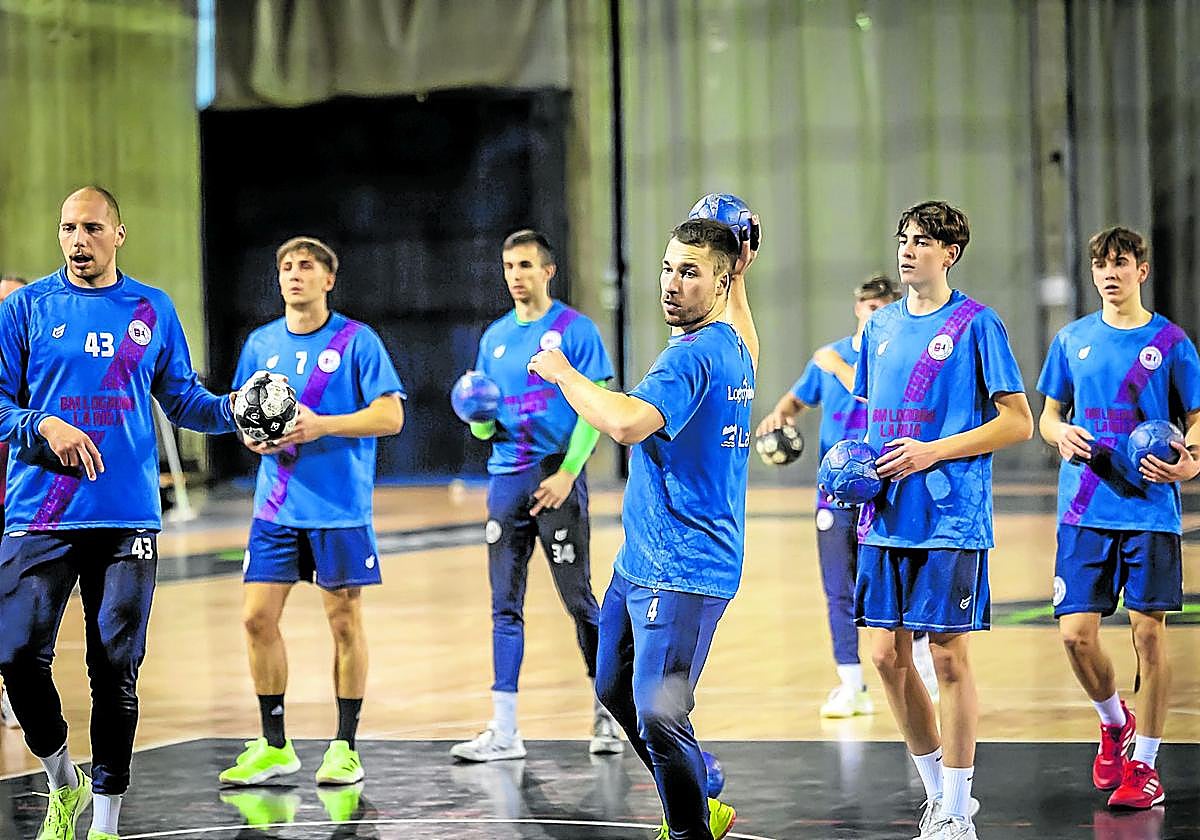 Aitor García encabeza el calenctamiento de porteros durante un entrenamiento del Dicorpebal en el Palacio de los Deportes.