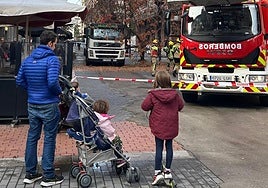 Una familia observa los trabajos de los Bomberos en Doctores Castroviejo.