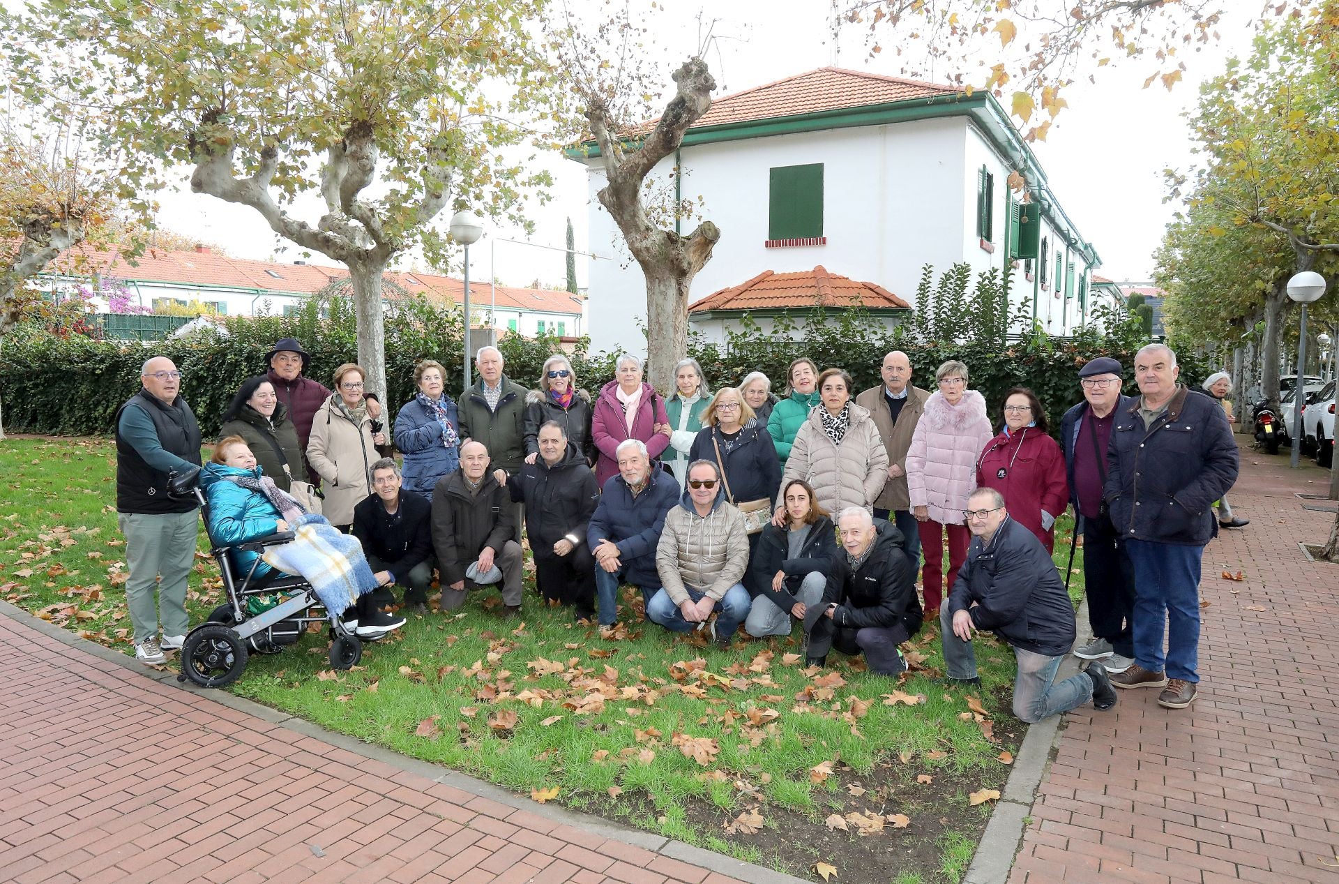 Vecinos de las Casas Baratas de Logroño posan con motivo de su primer centenario.