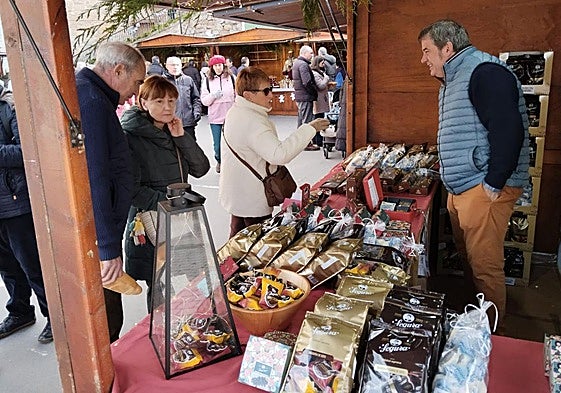 César del Río atiende el puesto de mazapanes Segura.