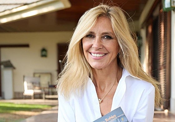 La escritora Marta Robles posa con su última novela.