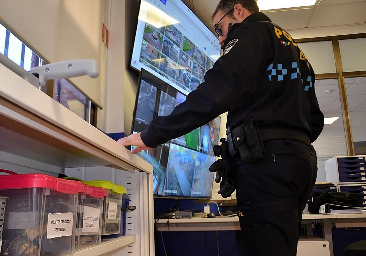 Cajas con los objetos perdidos que la ciudadanía ha llevado a la Jefatura de Policía de Calahorra en los meses de septiembre, octubre y noviembre.