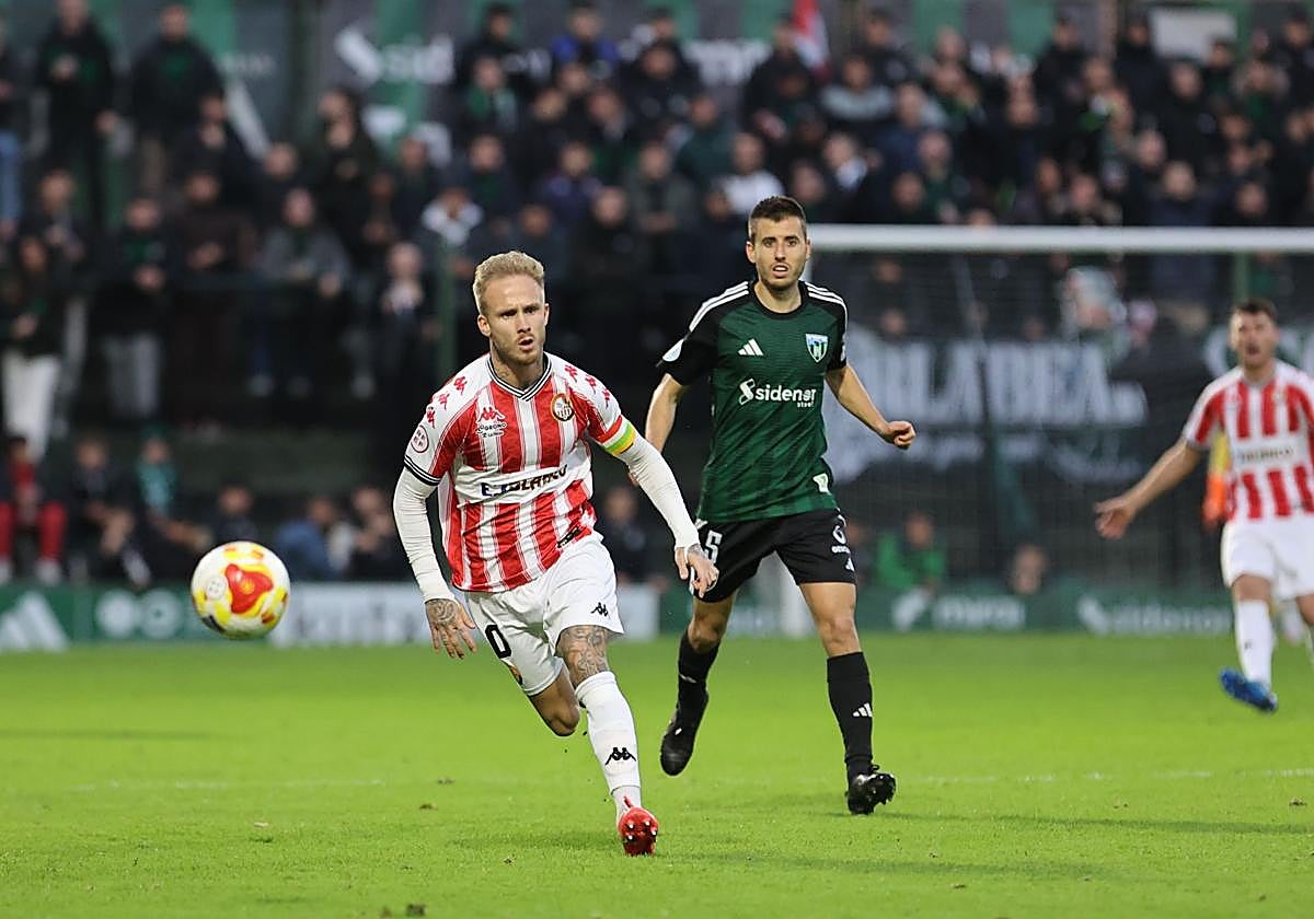Sergio Gil se marcha del exblanquirrojo Sarriegi durante el partido en Las Llanas.