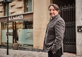 Fernando Cortezón posa en la calle Sagasta de Logroño.