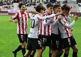 Los jugadores de la UD Logroñés celebran el gol de Marí.