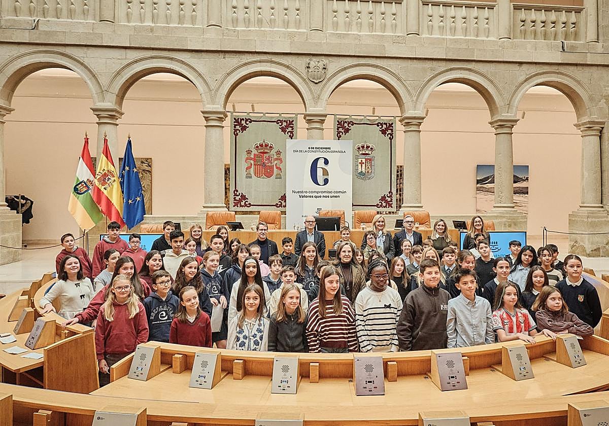 Alumnos de varios colegios riojanos en la lectura de la Constitución Española, en el Parlamento de La Rioja.
