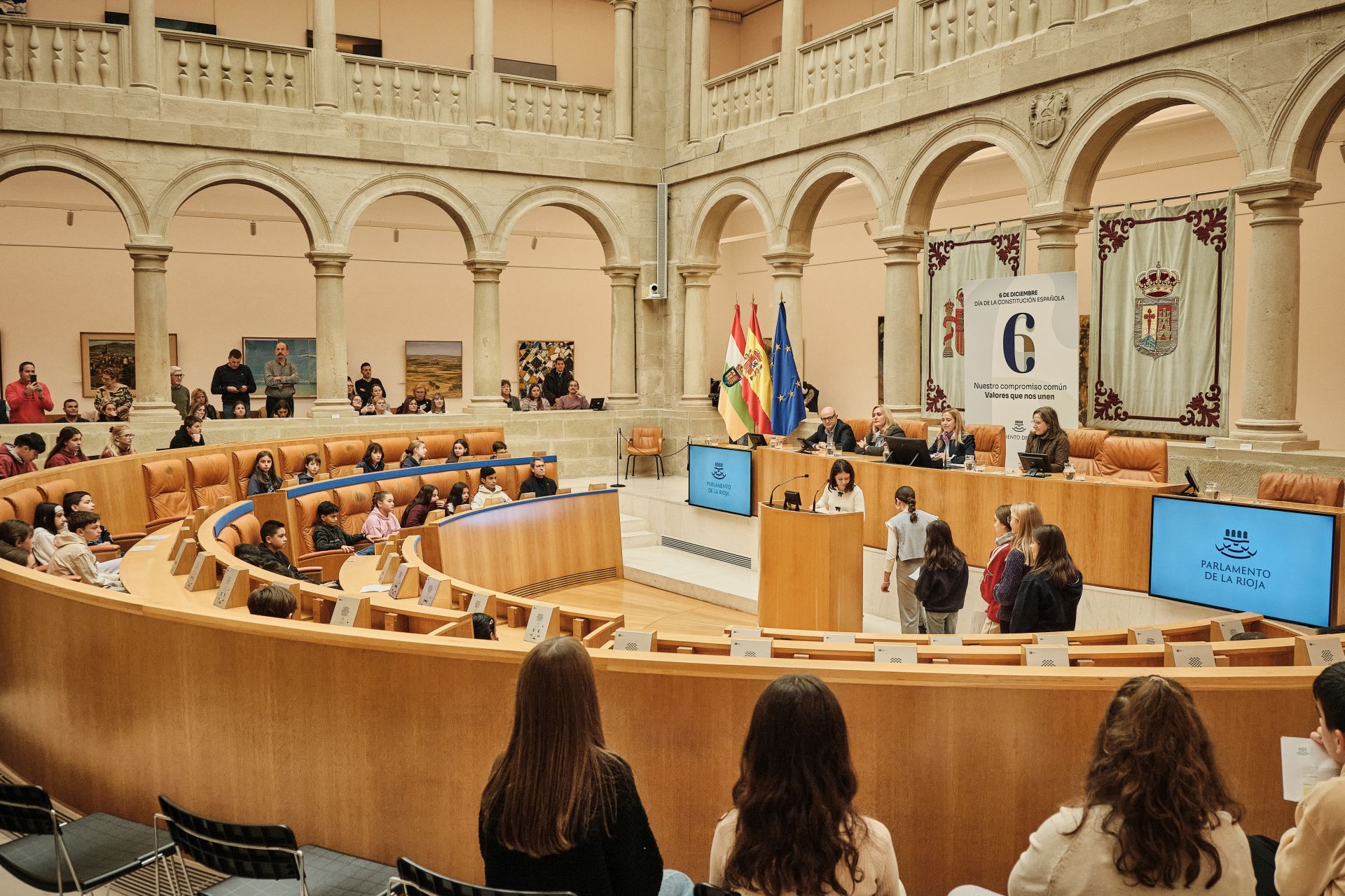 Escolares riojanos leen la Constitución en el Parlamento de La Rioja